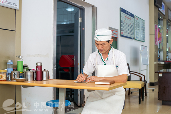 杭电一"厨师诗人"在食堂开诗歌展 偏爱方文山 诗有真情感